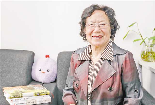93岁的郑惠连仍然坚持每周坐.jpg 93岁的郑惠连仍然坚持每周坐.jpg