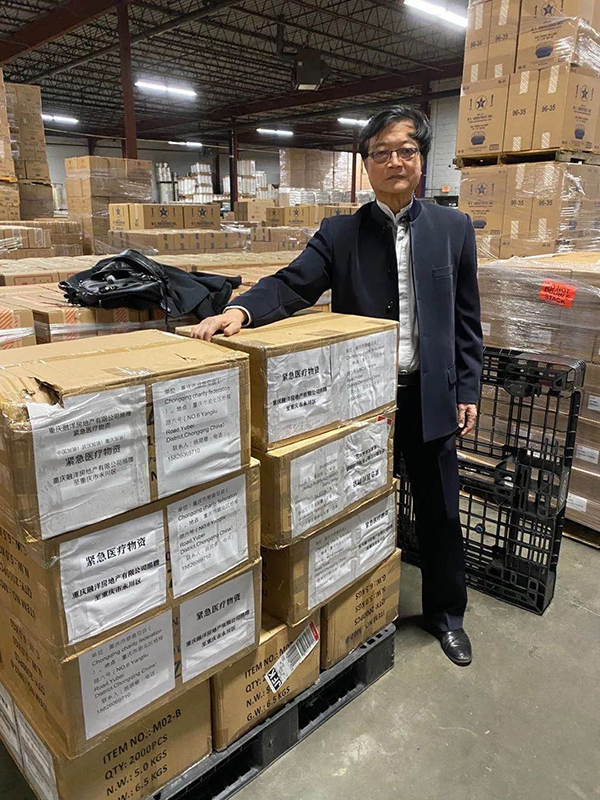郑勤霖在美国物资筹备现场.jpg